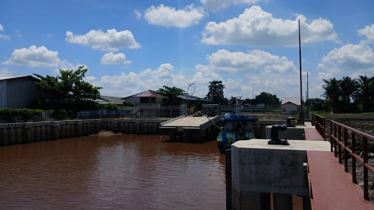 Fasilitas dermaga TUKS PT Kanaka Sukses Makmur dilihat dari sisi sungai