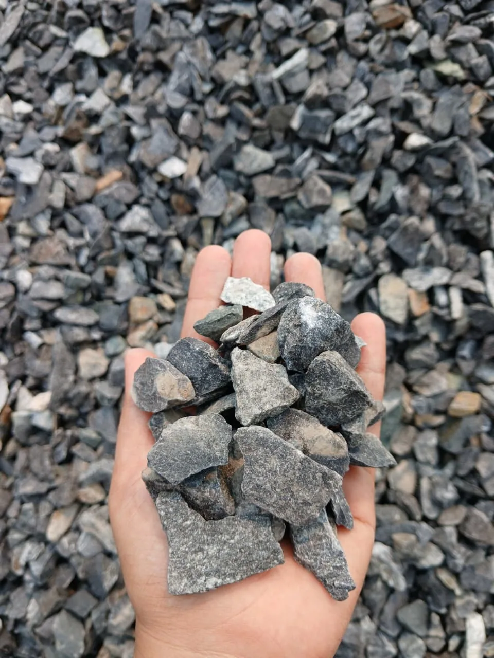 Detail ukuran dan tekstur material batu
