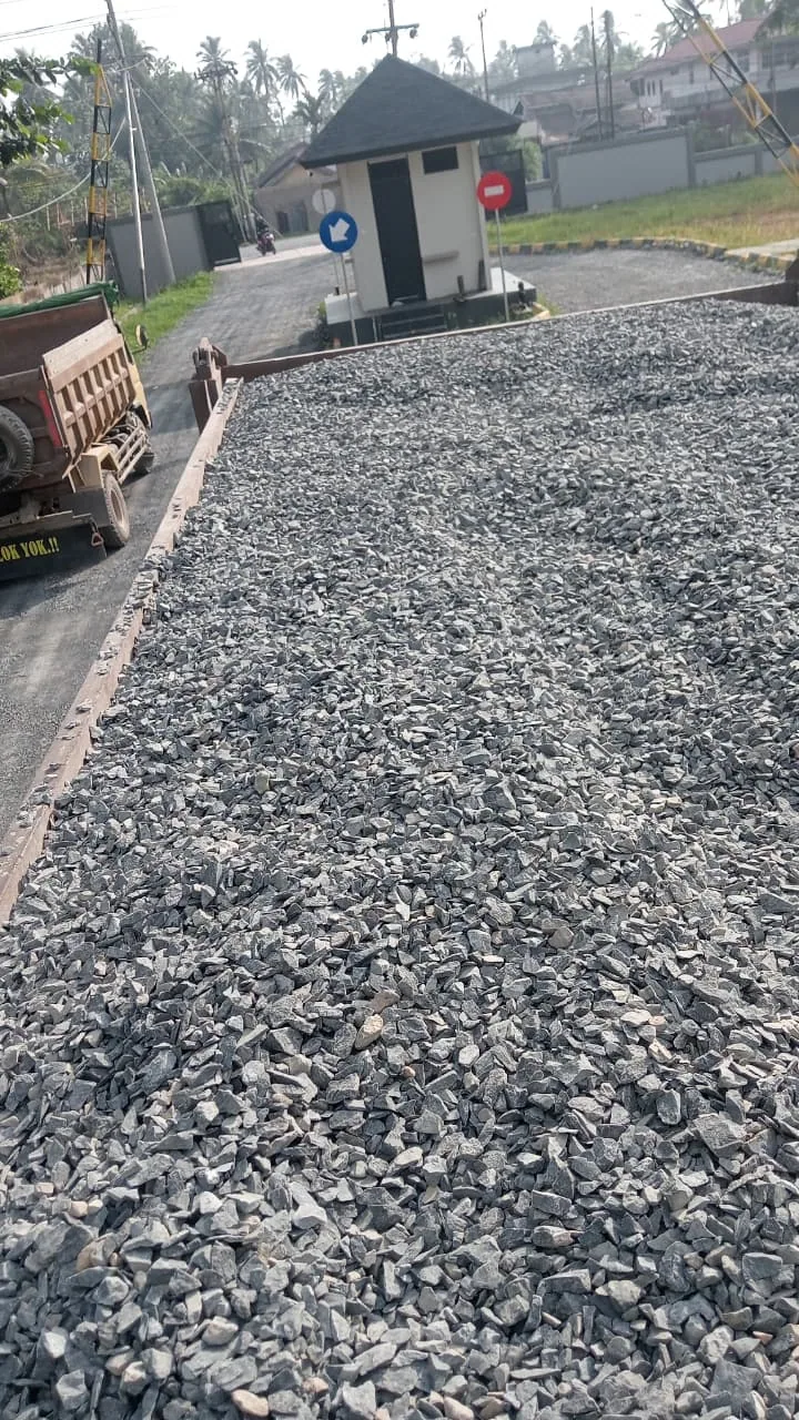 Material batu di bak kendaraan saat berada di area perusahaan