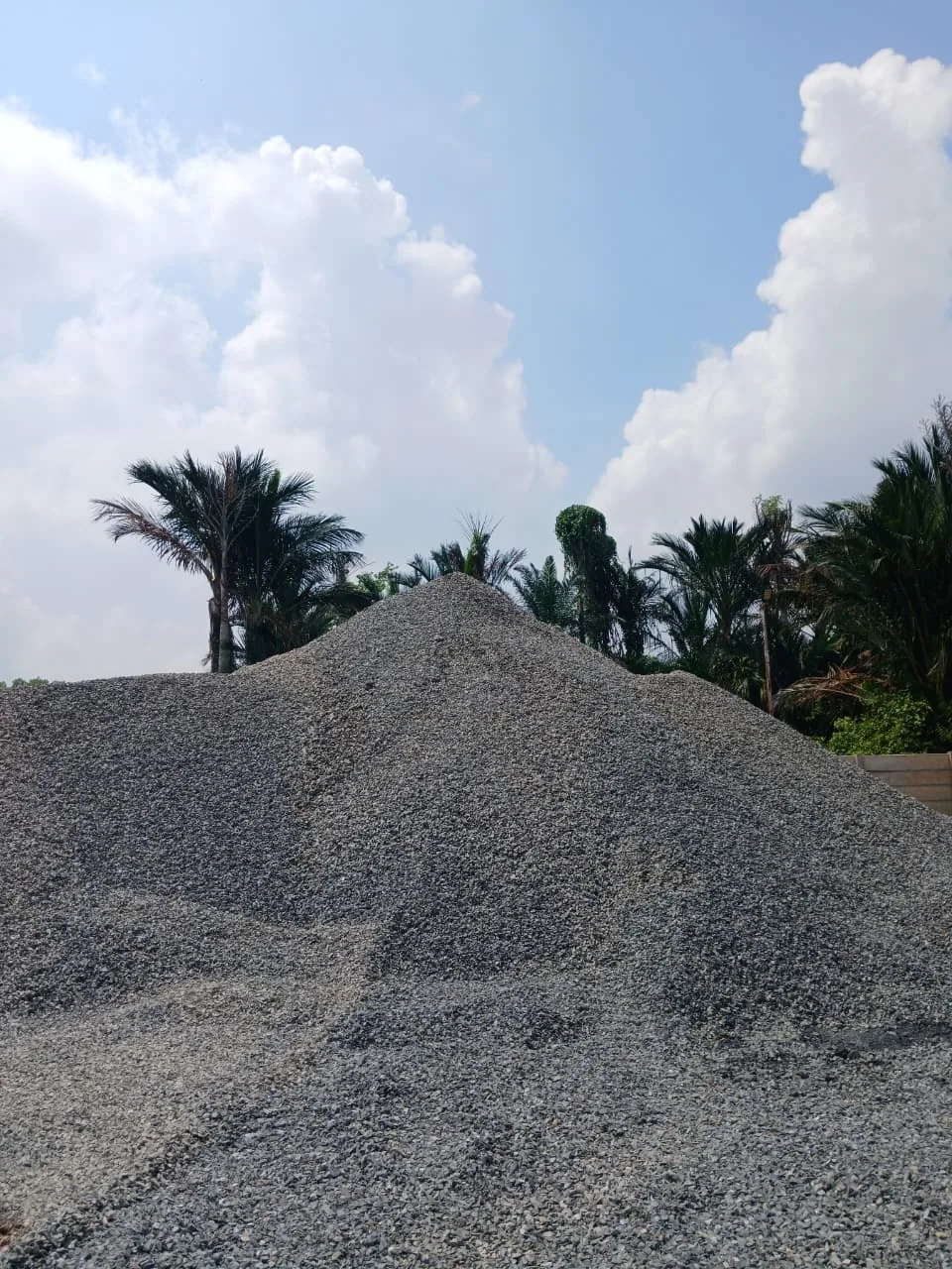 Tumpukan stok material batu di area operasional